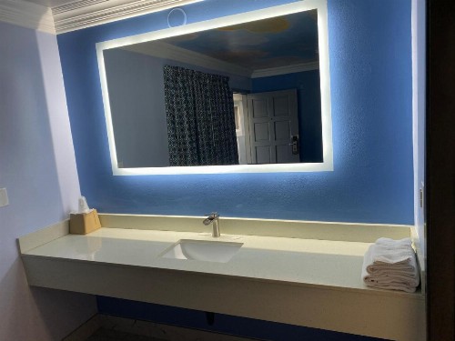 Golden West Manor Motel - image 17