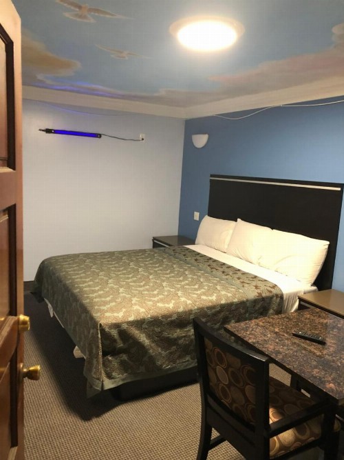 Golden West Manor Motel - image 19