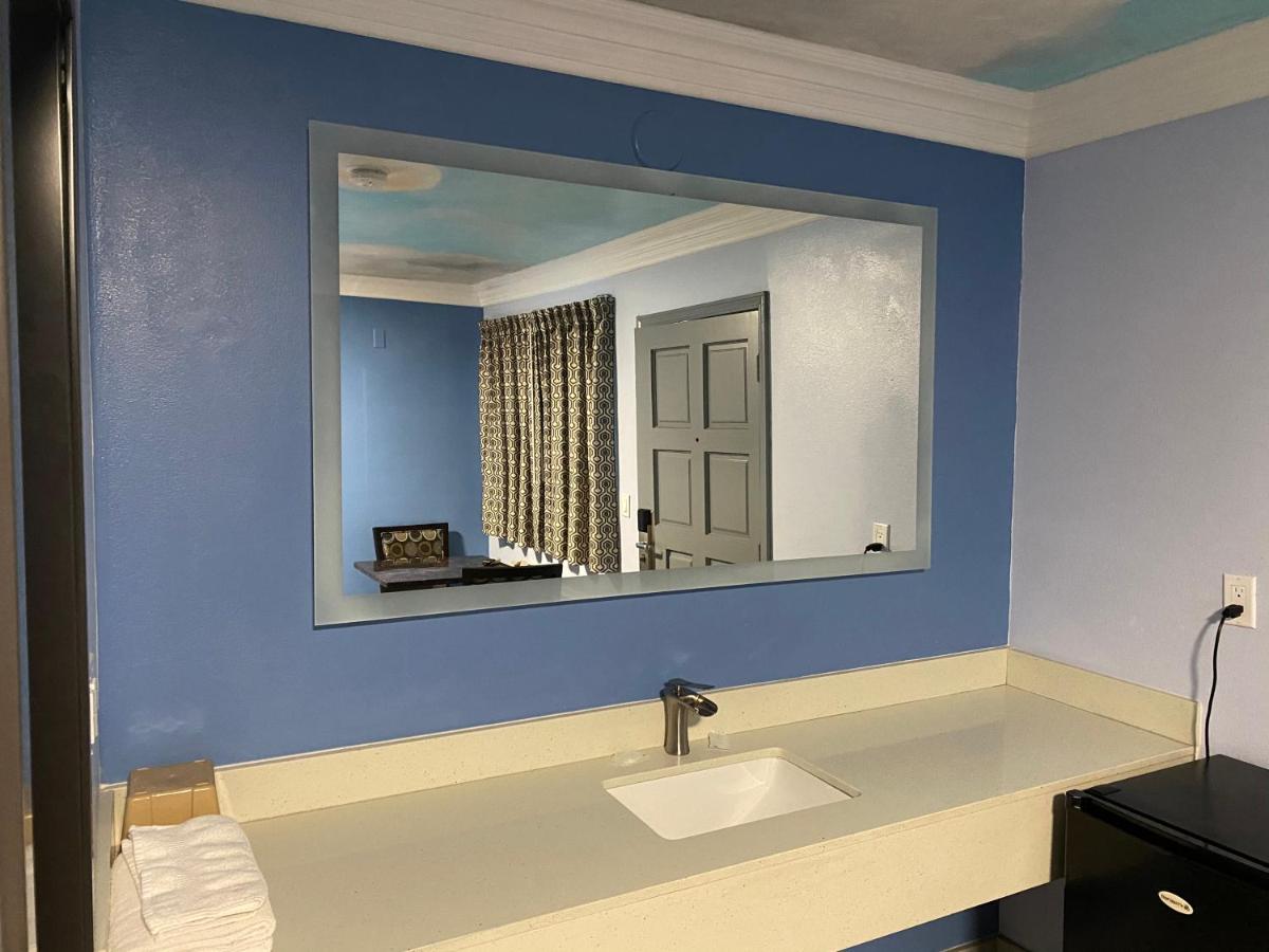 Golden West Manor Motel - image 2