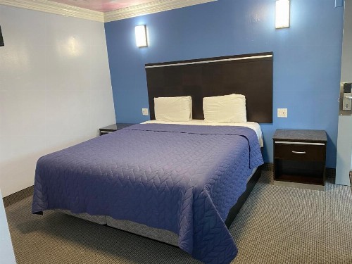 Golden West Manor Motel - image 22