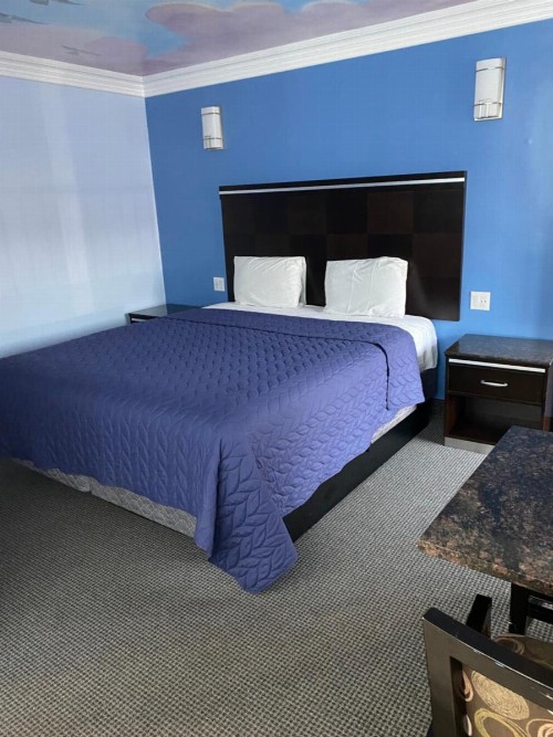 Golden West Manor Motel - image 26
