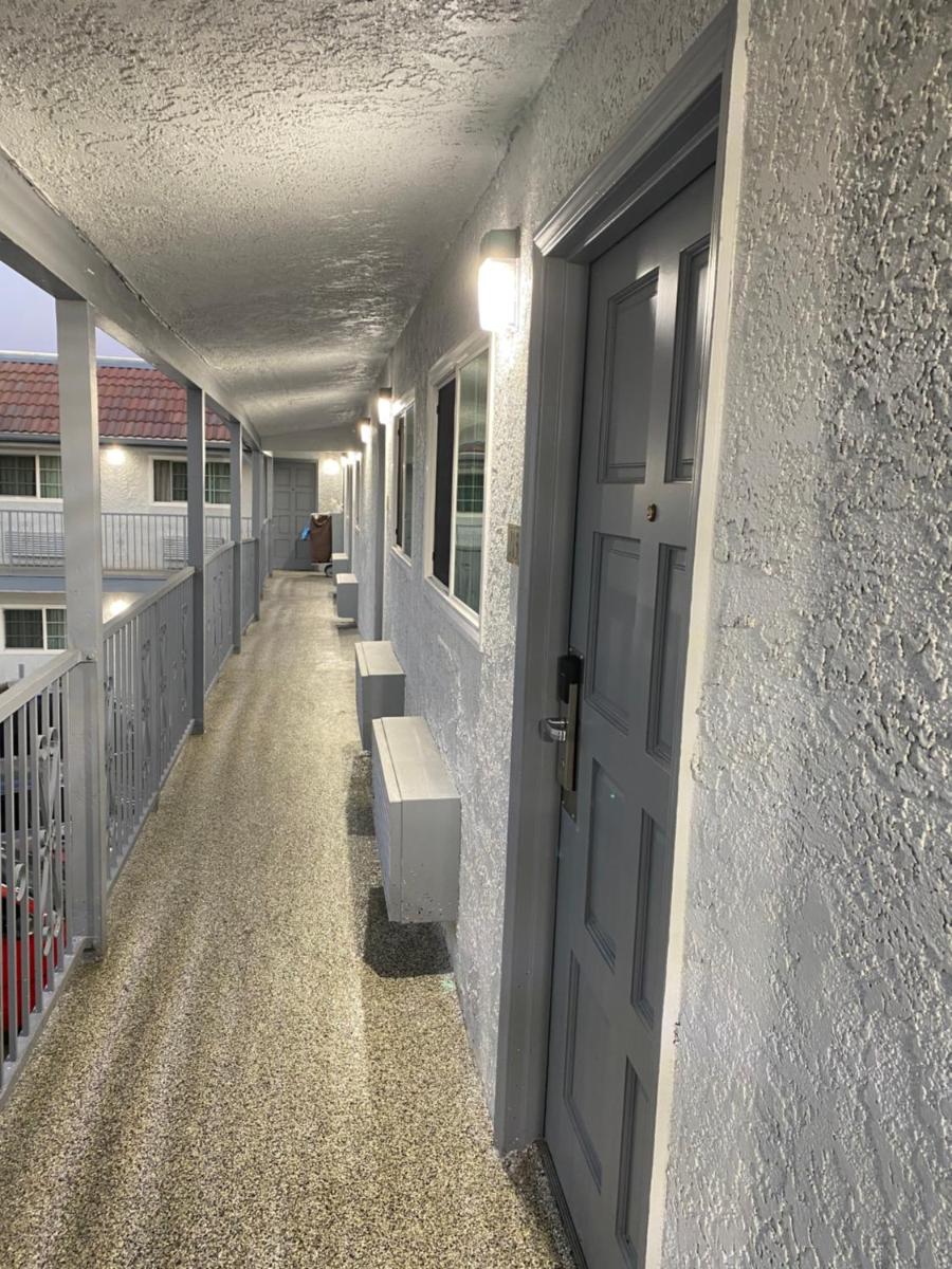 Golden West Manor Motel - image 3