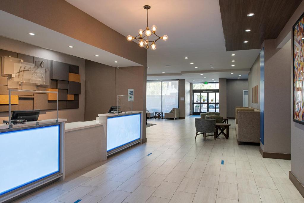 Holiday Inn Express Los Angeles Downtown West an IHG Hotel - image 2