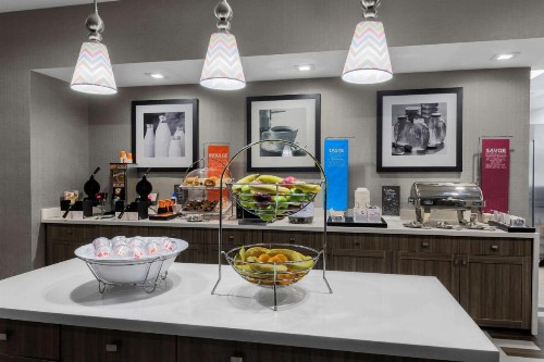 Hampton Inn & Suites Los Angeles/Hollywood CA - image 10