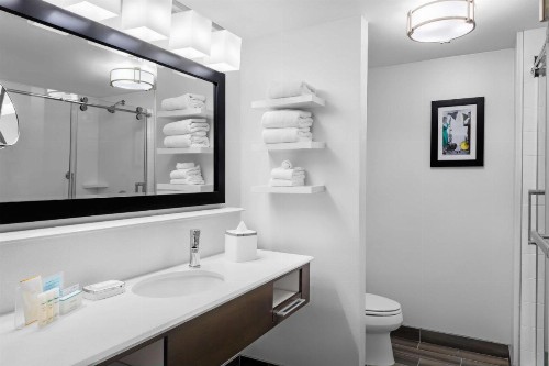Hampton Inn & Suites Los Angeles/Hollywood CA - image 17