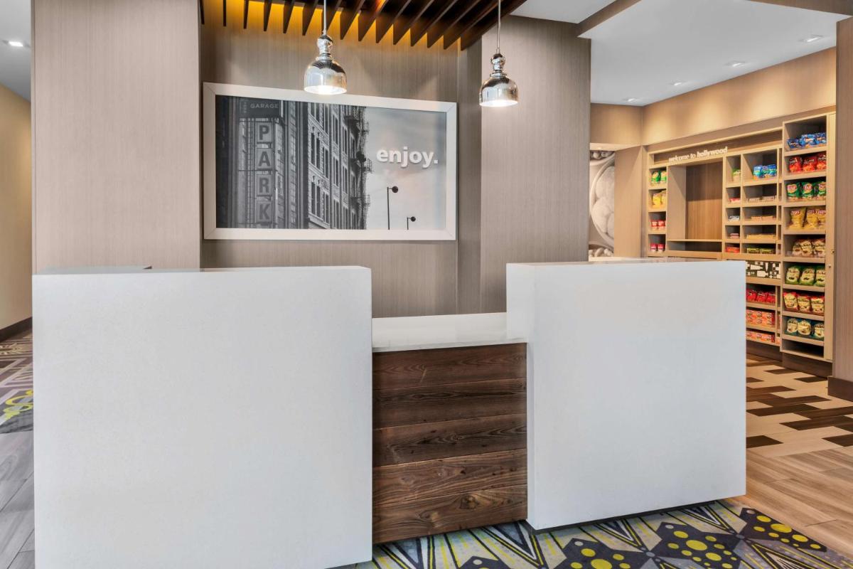 Hampton Inn & Suites Los Angeles/Hollywood CA - image 4