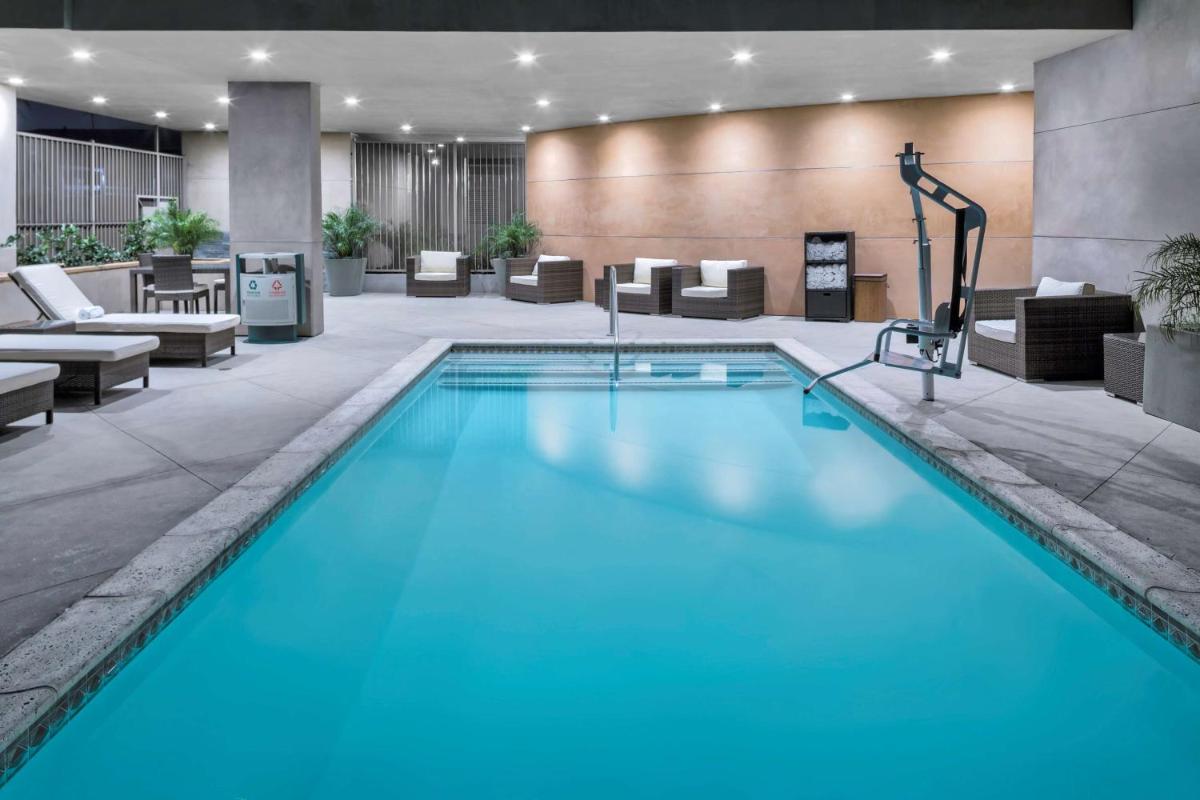 Hampton Inn & Suites Los Angeles/Hollywood CA - image 6