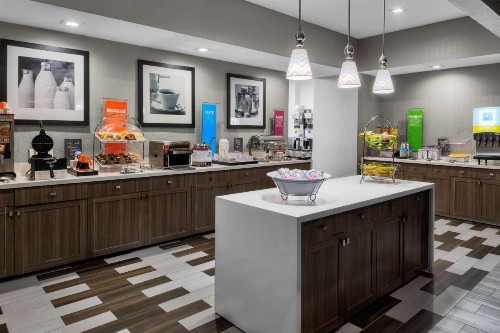 Hampton Inn & Suites Los Angeles/Hollywood CA - image 7