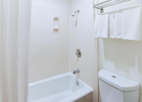 Hollywood Inn Express South - image 11