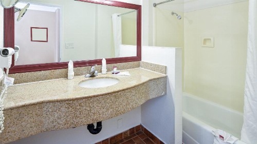 Hollywood Inn Express South - image 2