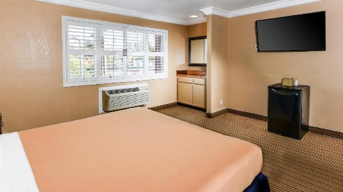 Hollywood Inn Express South - image 7