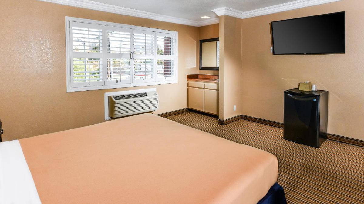 Hollywood Inn Express South - image 7
