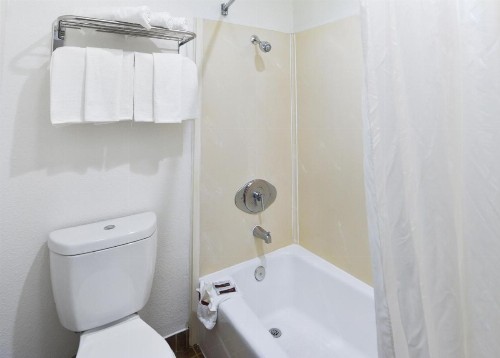 Hollywood Inn Express South - image 8
