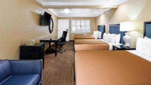 Hollywood Inn Express South - image 9