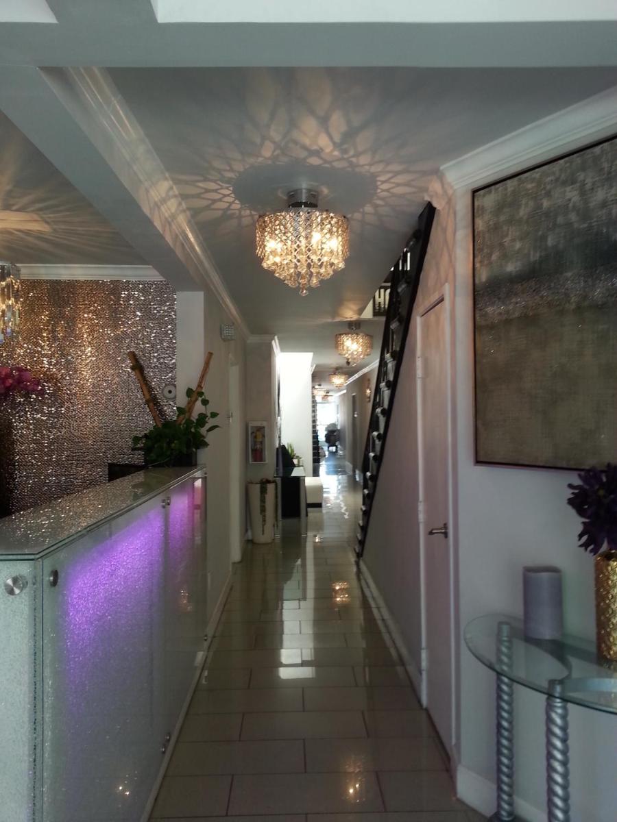 Hollywood VIP Hotel - image 6