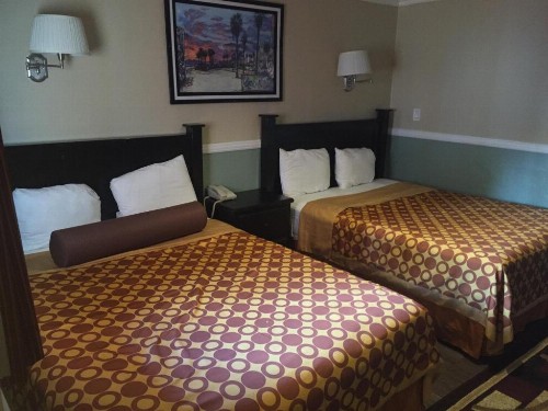 Paradise Inn & Suites - image 25