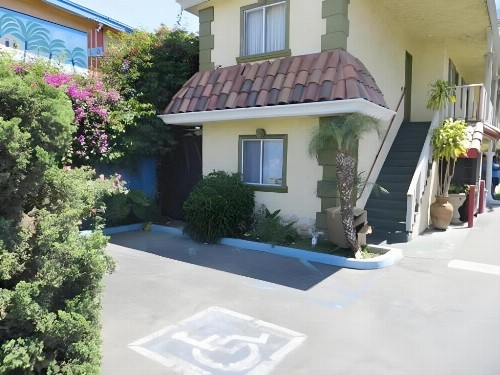 Paradise Inn & Suites - image 7