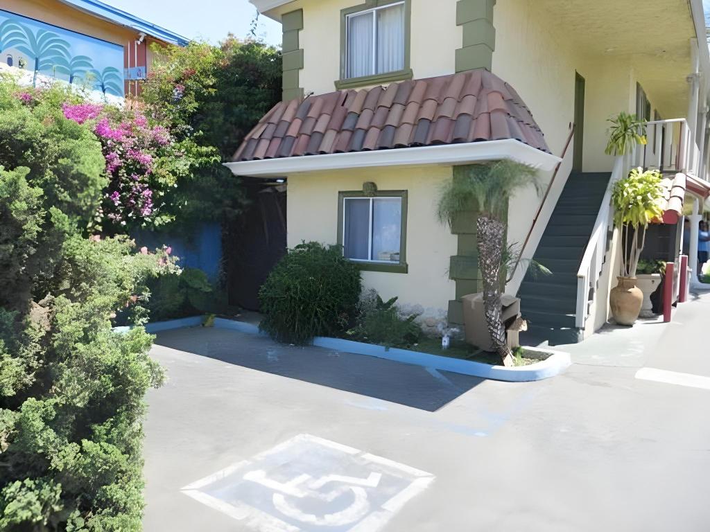 Paradise Inn & Suites - image 7
