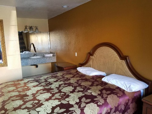 Central Inn Motel - image 14