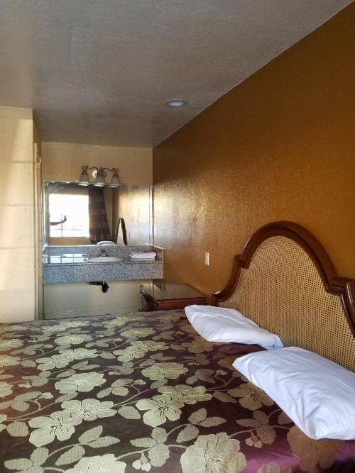 Central Inn Motel - image 16