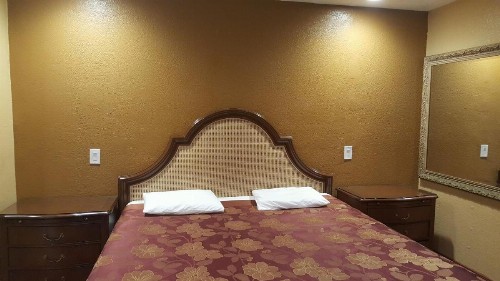 Central Inn Motel - image 2