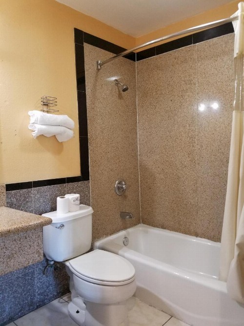 Central Inn Motel - image 20