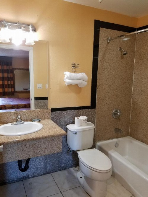 Central Inn Motel - image 22