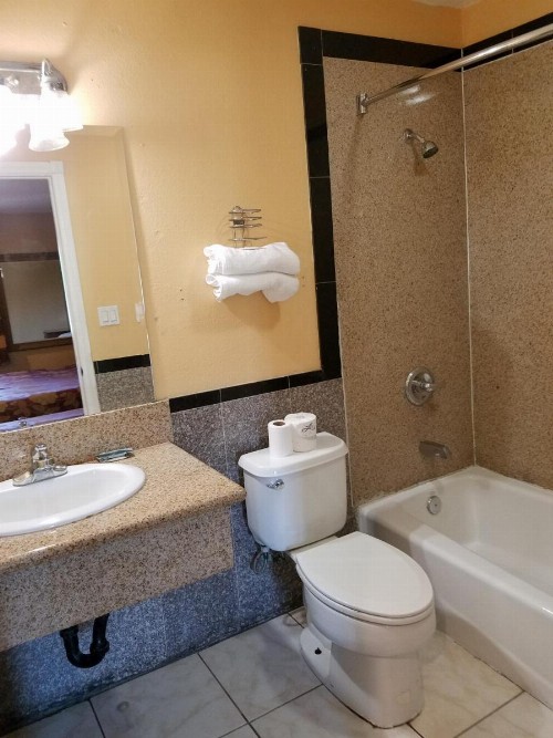 Central Inn Motel - image 23