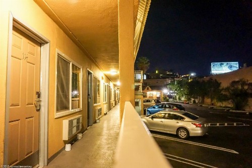 Hollywood La Brea Inn - image 3