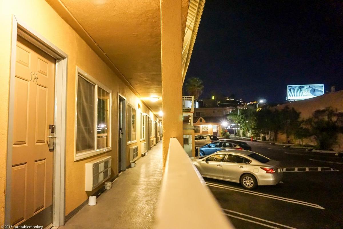 Hollywood La Brea Inn - image 3