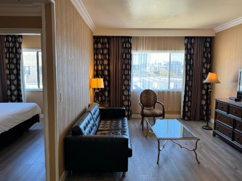 Garden Suite Hotel and Resort - image 8