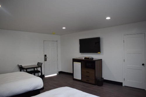 Hyde Park Motel - image 17