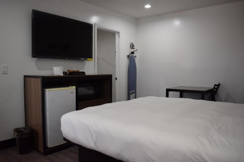 Hyde Park Motel - image 19