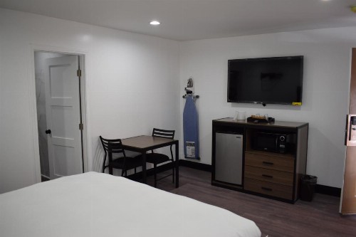 Hyde Park Motel - image 20