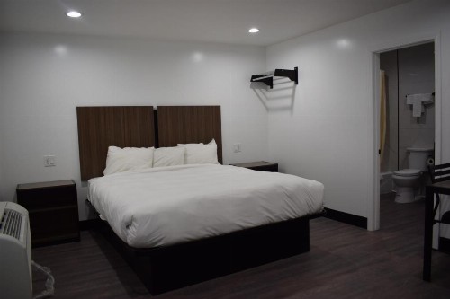 Hyde Park Motel - image 22