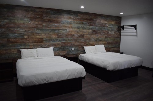 Hyde Park Motel - image 23