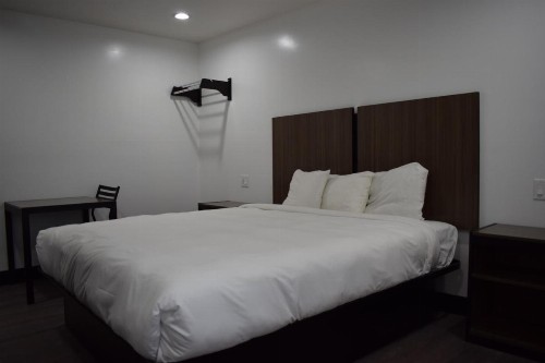 Hyde Park Motel - image 27