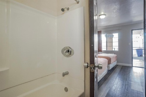 Value Inn Hollywood - image 1