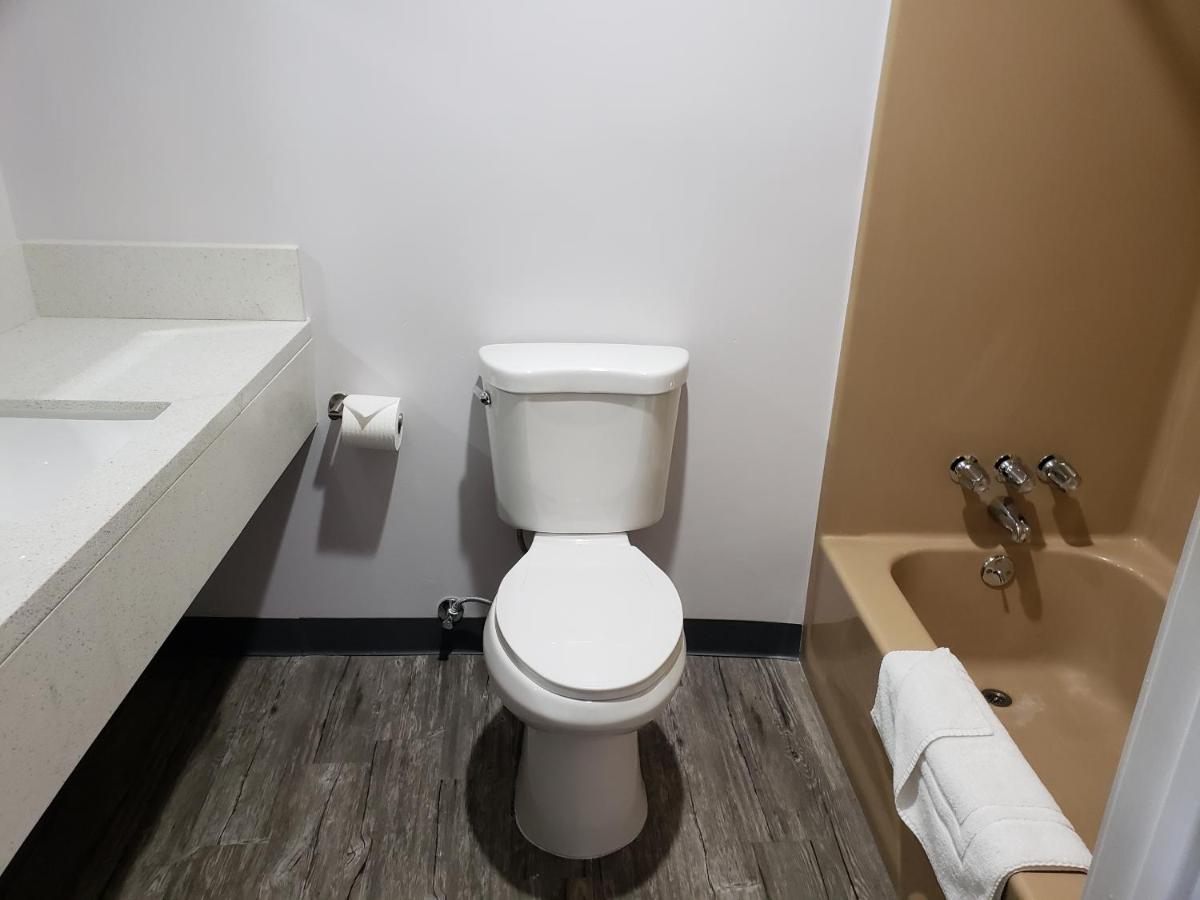 Regal Inn - image 5