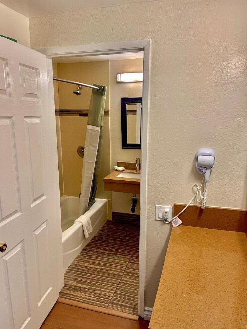 Relax Inn - image 14