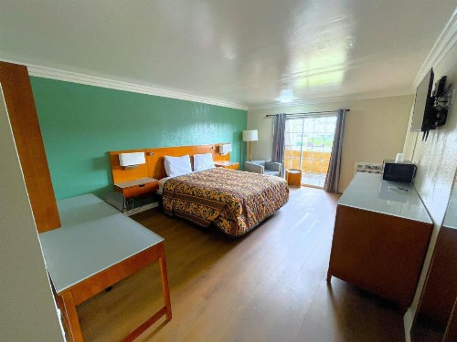 Relax Inn - image 18
