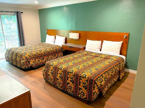 Relax Inn - image 6
