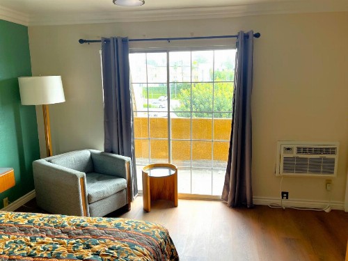 Relax Inn - image 9