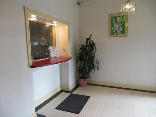 Jet Inn - image 10