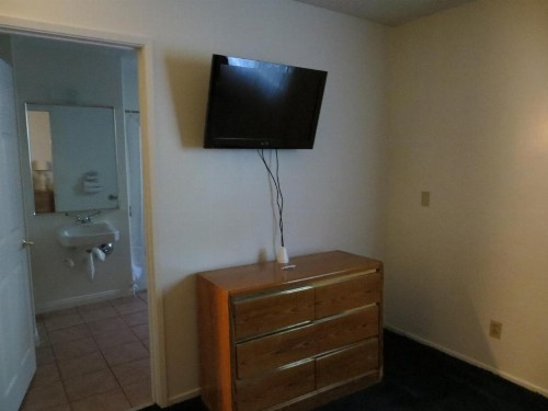 Jet Inn - image 11