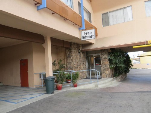 Jet Inn - image 18