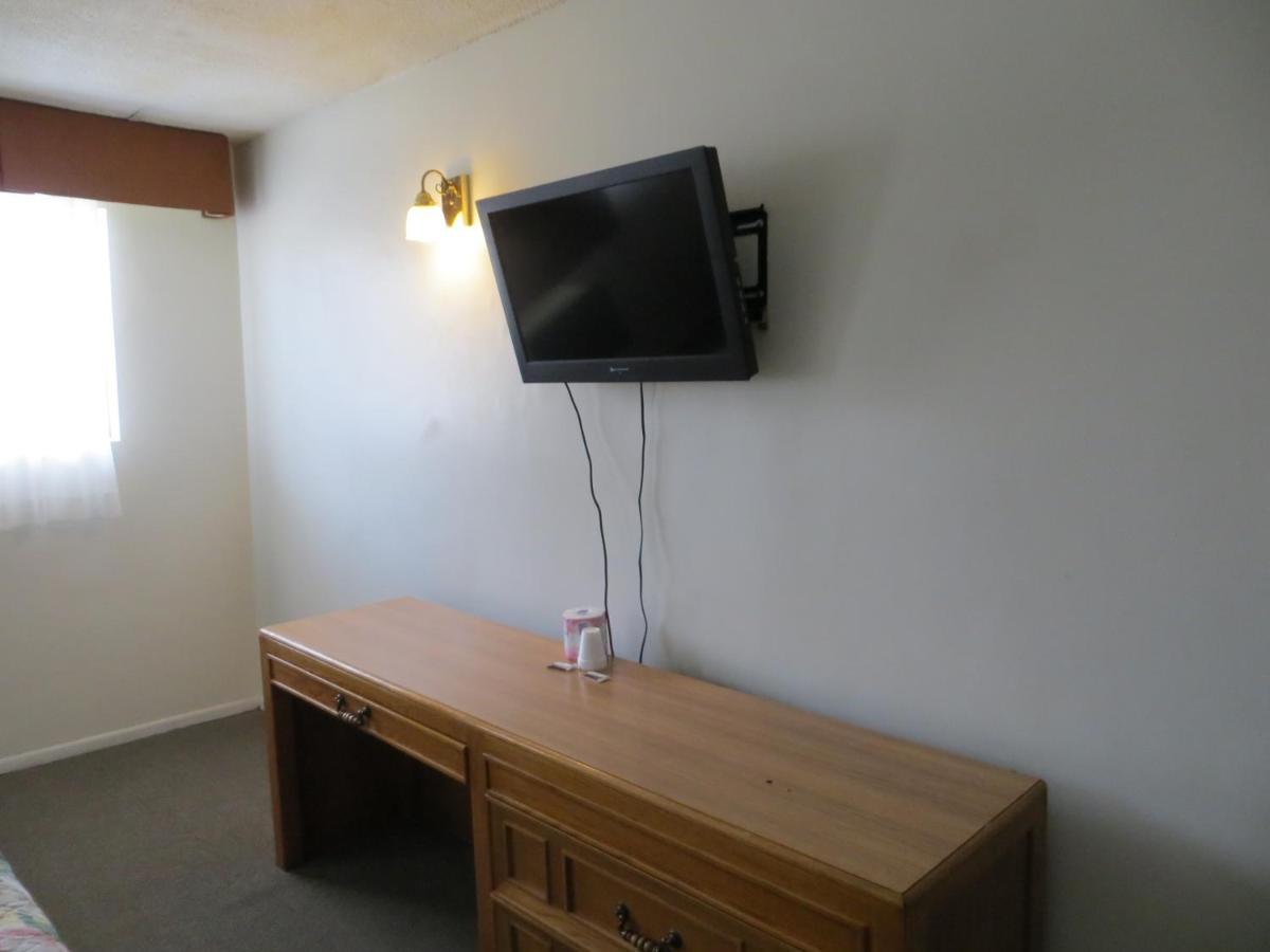 Jet Inn - image 6