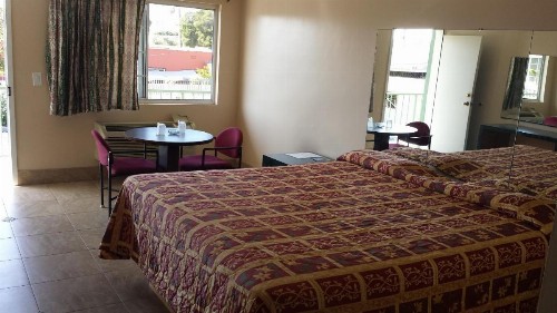 Foxy's Motor inn on Florence & Hoover St - image 2