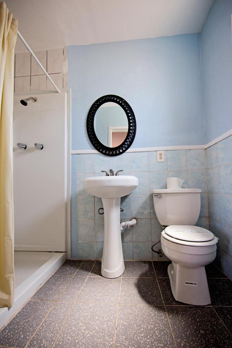 Central Inn Motel - image 2