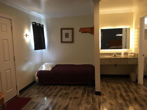 Lincoln Park Motel - image 27